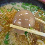 とん平食堂 - もつラーメン(味玉入り)800円の味玉子(2023.8.5)