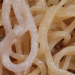 みなとや - 左、復刻版の麺。右、ノーマルの麺。