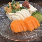 金町製麺 - 鶏味噌冷奴・梅肉冷奴と浅漬盛り合わせ