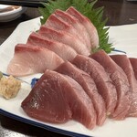 金町製麺 - ブリとカツオの刺身