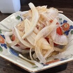金町製麺 - トマトとオニスラのサラダ