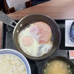 吉野家 - ハムエッグ納豆定食 ¥437 のハムエッグ