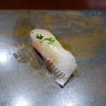 鮨匠 のむら - 縞鯵(鹿児島県開聞岳沖産、1.8kg、2日寝かせ)