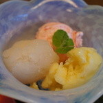 山ごぼう - 濃厚な苺のアイスと、梨のシャーベット、マンゴーヨーグルトのシャーベット。