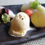 イロナキカゼ - ［2013.09］このショウガのアイスに胡椒がのっているのが最高！