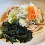 Yoshida no udon menzu fujisan - 茹でたキャベツが吉田のうどん！