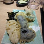 和食さと 吉田駅前店 - 天ぷら盛り合わせ