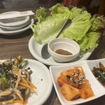 焼肉フランス人 - ナムル＆キムチ＆サンチュ