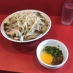 ラーメン千乃介 - 中ラーメン豚２枚入とスキヤキ生たまご