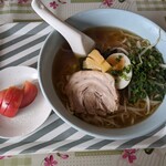 五十番 - 醤油ラーメン（トマトはサービス）