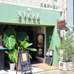 3TREE - 広島電鉄鷹野橋電停から徒歩1分の「3TREE」さん
                2016年開業、店主さんご夫妻の2名体制
                店主さんはハワイで修行されたそう
                店舗外観は淡いエメラルドグリーンの壁に観葉植物もあり南国感があります