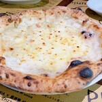 Pizzeria Bakka M'unica - 4種類のチーズとはちみつ（モッツァレラ、ゴルゴンゾーラ、タレッジョ、グラナパダーノ）1518円