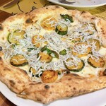 Pizzeria Bakka M'unica - 本日のきまぐれ（ズッキーニ、シラス、バジル）1518円