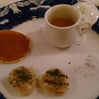 横濱元町 霧笛楼 - ④帆立貝のサッと網焼 茄子のコンフィ添え 緑胡椒風味 ゆり根のパンケーキ風 鴨肉のブイヨンスープと共に