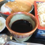 やぶ善 - キリッとしつつも、甘さを感じる風味が見事な”そばつゆ”。