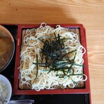 やぶ善 - 海苔が掛けられた、”ざるそば”タイプでの提供です。