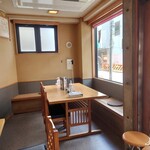 やぶ善 - 外の明かりがある自然な空間です。