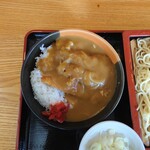 やぶ善 - 大きめなカツが半分。揚げたてのサックサク。