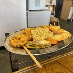 手打ちうどん　しげ - 皿の天ぷら　100円