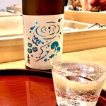 礒田 - 先ずは秋田春霞　純米吟醸　わき水ラベル　夏らしいお酒