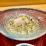 礒田 - あこうを三田の蓴菜と煎り酒に浮かべています　夏らしい涼やかな一皿