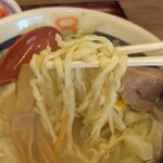 8番らーめん - 野菜塩らーめん　麺アップ