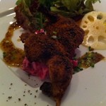 ラ・ブリーズ - 皮目がパリパリ、ケイジャン風味の鶉のグリル、ビーツとじゃがいものサラダ添え