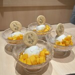 横浜 うしみつ - 季節のデザート　（ミルクアイス、マンゴー、紅茶シロップ）