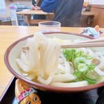 かしむらうどん - 硬めで、太さがまばらな
            手打ち手切り感ある麺