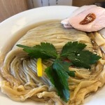 めん処 きよ洲 - 貝汁昆布水にキレイに畳まれた細麺！