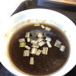 めん処 きよ洲 - 節香るラード浮かぶつけ汁。甘みと酸味、節のビターが絶妙！