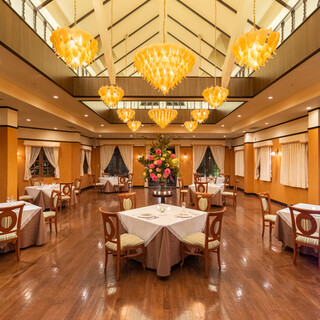 非日常感あふれるラグジュアリーな空間。最大100名様で貸切可