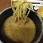 寺田家 - つけ麺900円の麺リフト(2023.8.5)