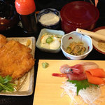 Hachiei Nambu Yashiki - チキンかつと刺身定食。