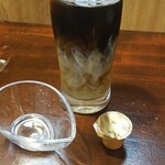 キッチン ブルー グローブ - ミルクを入れます