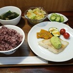 キッチン ブルー グローブ - 白身魚ポワレ　白だし仕立てアボカドソース