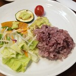 キッチン ブルー グローブ - 乗せないつもりがサラダ、ご飯を乗せます