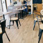 カフェグラン - 店内はオシャレで落ち着いて、テーブル席、カウンター席、外のテラス席もありました