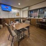 十笑 - 入り口付近　奥にカウンターやテーブルあり