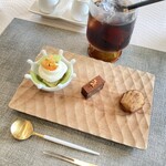 サンセリテ - ・本日のプティフール 赤肉メロンのトライフル
      ・パティシエール謹製 お茶菓子2点