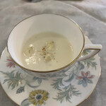 ブルックフィールドファーム - 大根のポタージュですって。器もカトラリーもはほとんどウェッジウッドでした。