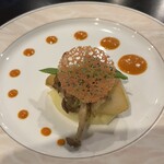 メゾンドブラン - カレイのポワレ。サンゴをイメージした盛り付けです。