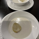 メゾンドブラン - ご婦人が熱々のポタージュを注いで下さいました。