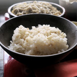 蕎舎 - 昔ながらの麦飯。