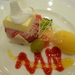 ボア・ド・ブローニュ - カシス風味のムースケーキにオレンジのソルベ　季節のフルーツを添えて