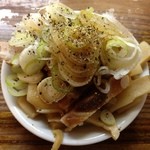 特麺コツ一丁ラーメン - おつまみ 100円に卓上胡椒ふりかけ