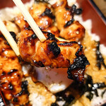 四文屋 川崎ルフロン店 - プリッとした鶏肉と香ばしい炭のにおい、少し甘めのタレがごはんとぴったりです