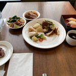 Lake View Dining Biona - 夕食のビュッフェ。種類は豊富ですが、昨日食べた品とそんなに大した差はないようです。