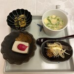 Kachou - 左上:トラフグのにこごり　右上:アオサ入り茶碗蒸し
                        左下:黒胡麻とうふ、ビーツソース　右下:スズキ南蛮漬け