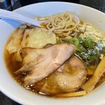 ちゃん亭 - 鶏そばワンタン醤油の麺